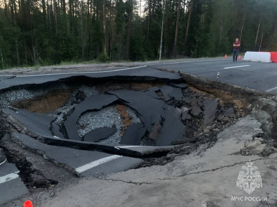 Карстовый провал образовался на дороге М8 под Архангельском